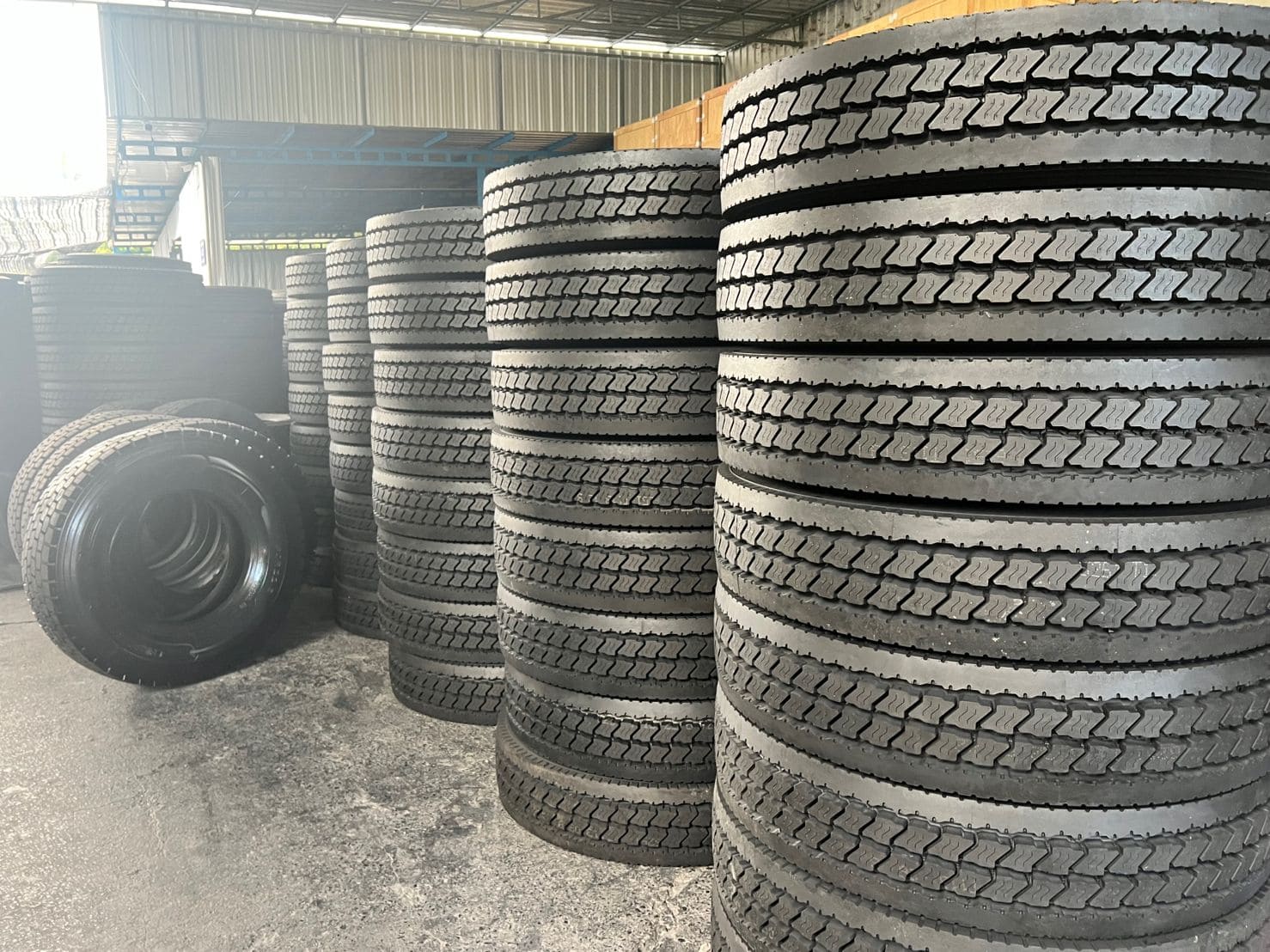 11R22.5 truck tires for sale